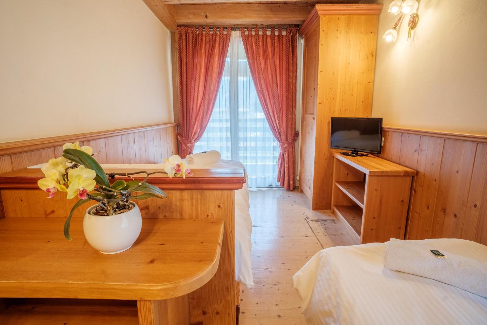 Casa Moresc Spiazzo  Phòng bức ảnh